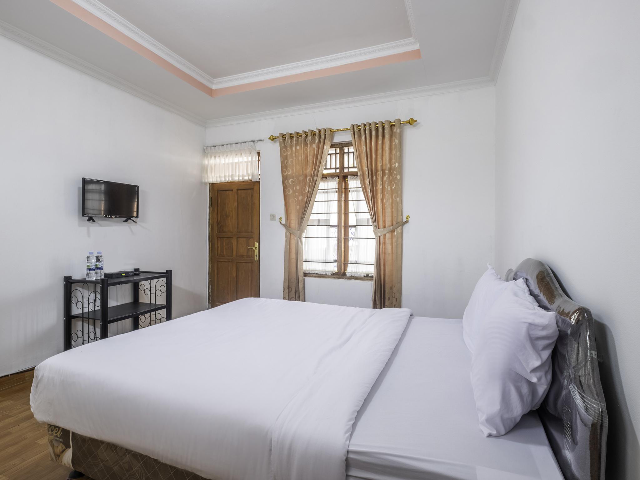 Capital O 1541 Puri Cikole Asri Hotel Lembang Bagian luar foto