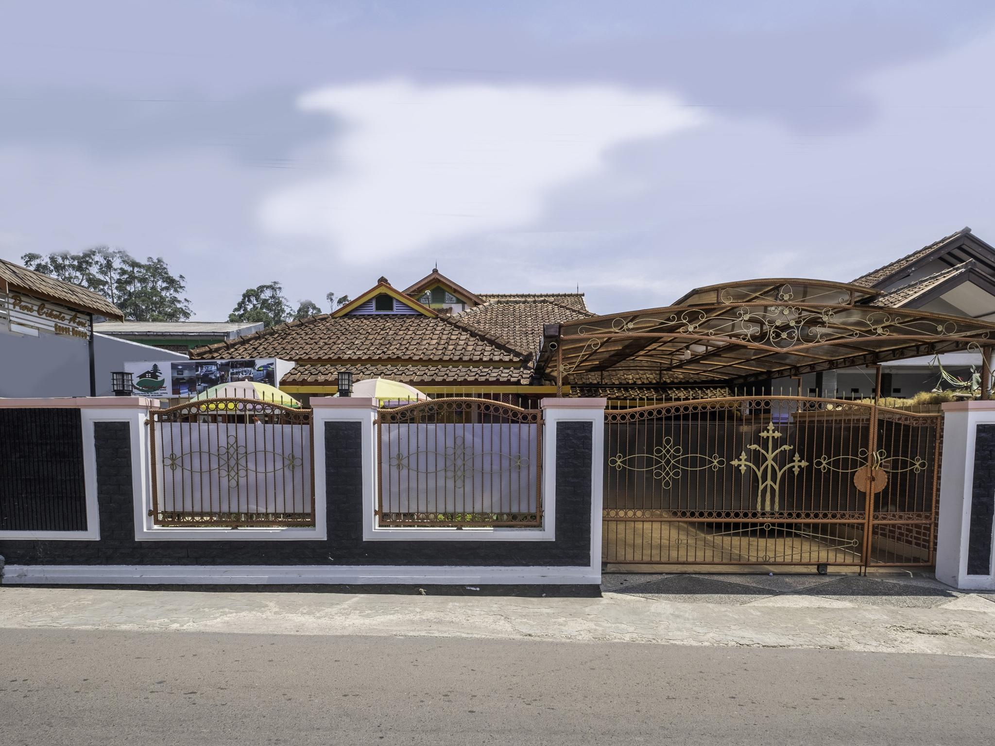 Capital O 1541 Puri Cikole Asri Hotel Lembang Bagian luar foto