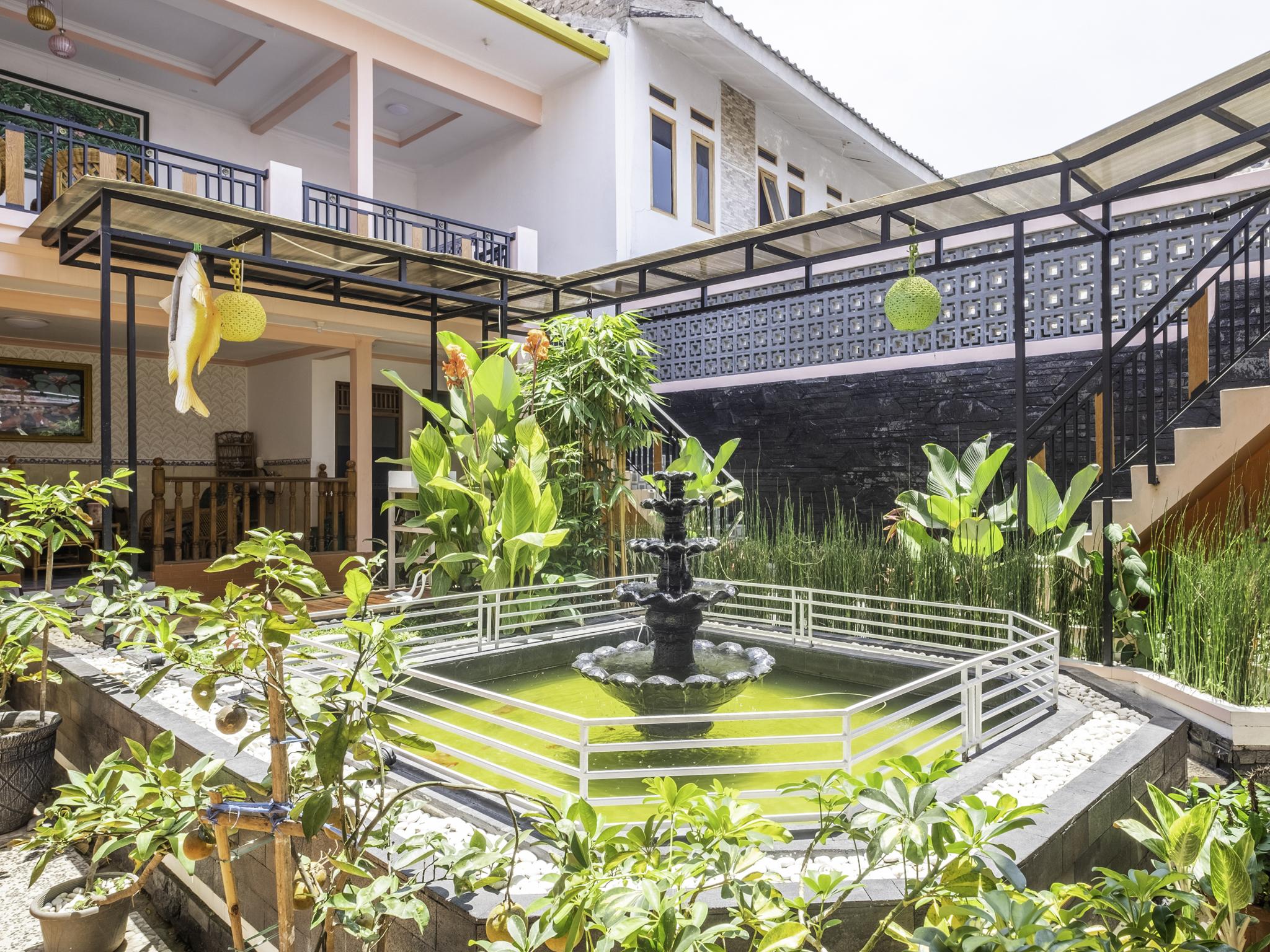 Capital O 1541 Puri Cikole Asri Hotel Lembang Bagian luar foto