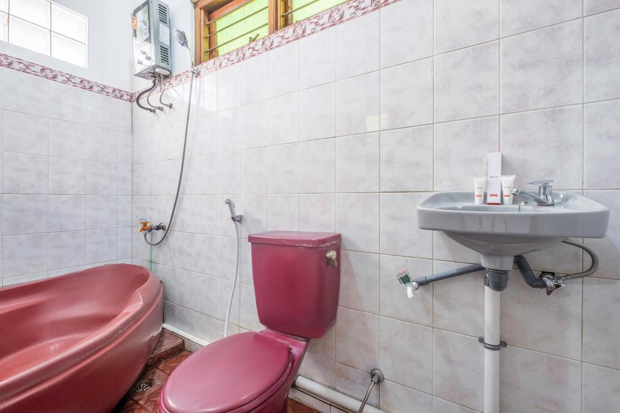 Capital O 1541 Puri Cikole Asri Hotel Lembang Bagian luar foto