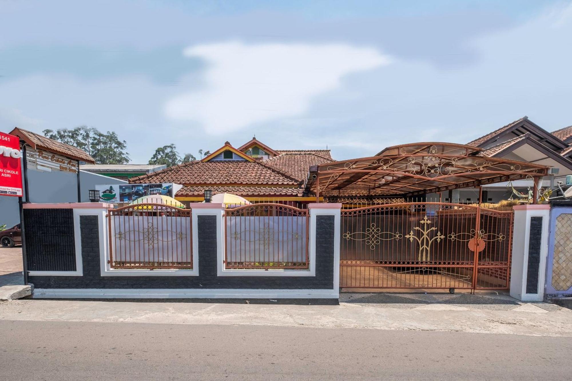 Capital O 1541 Puri Cikole Asri Hotel Lembang Bagian luar foto