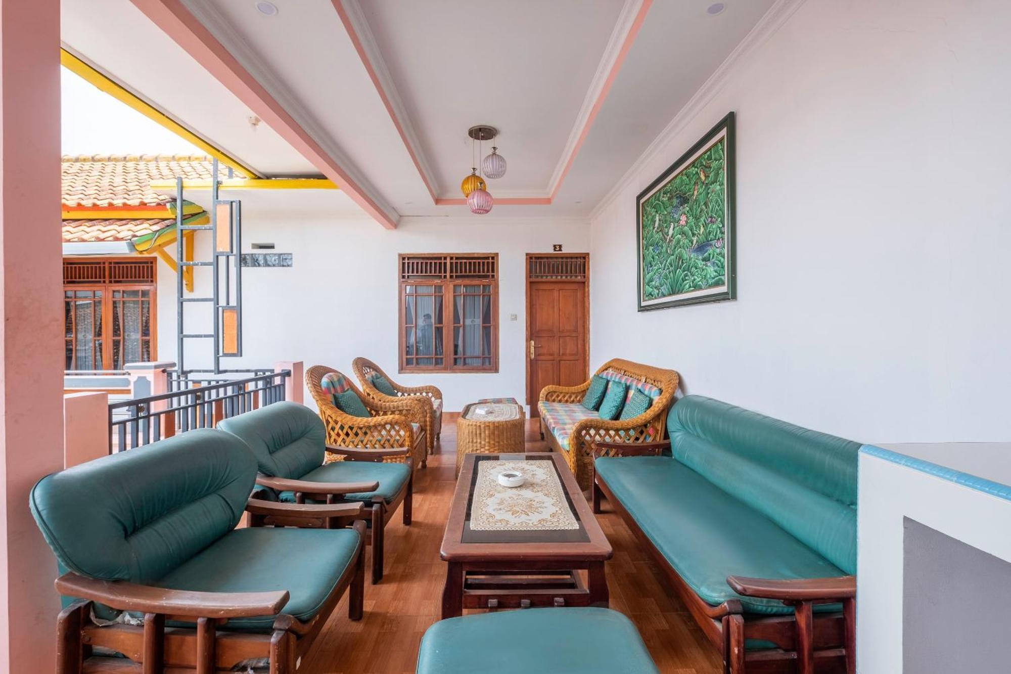 Capital O 1541 Puri Cikole Asri Hotel Lembang Bagian luar foto