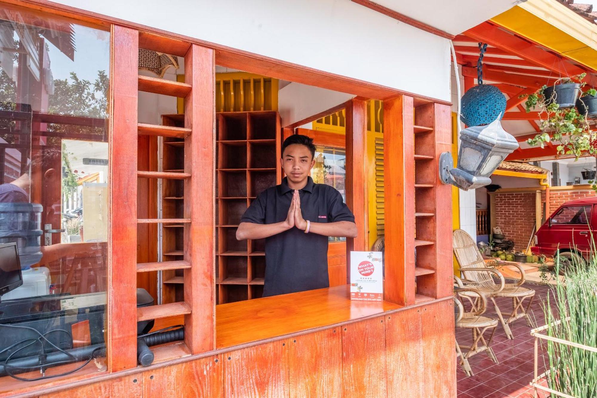 Capital O 1541 Puri Cikole Asri Hotel Lembang Bagian luar foto