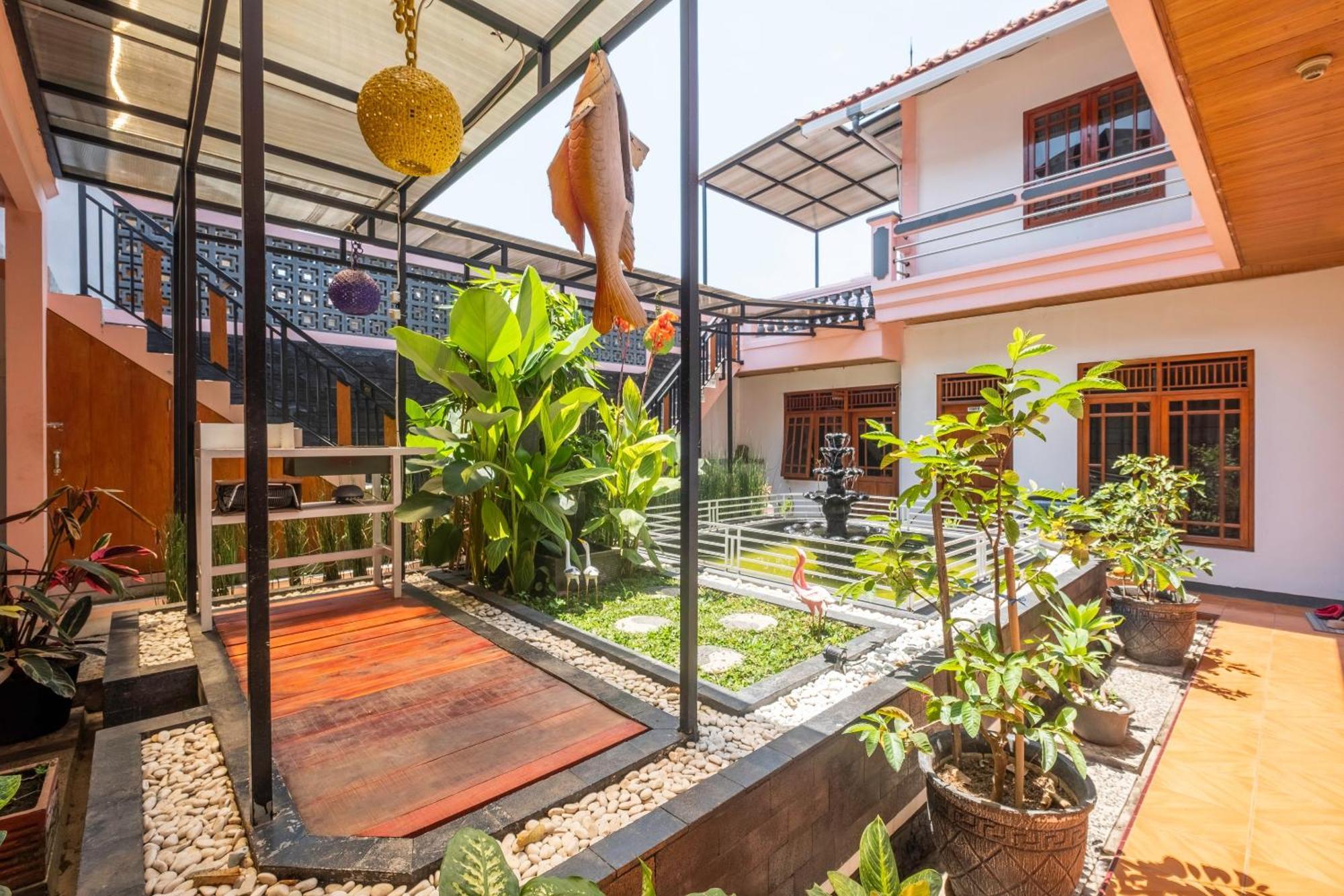 Capital O 1541 Puri Cikole Asri Hotel Lembang Bagian luar foto