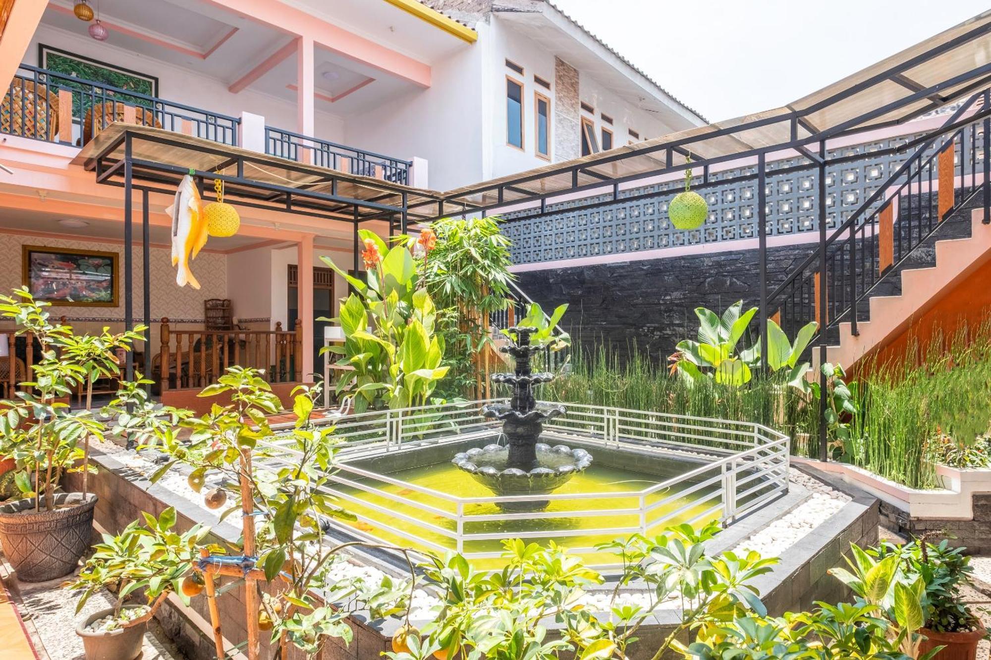 Capital O 1541 Puri Cikole Asri Hotel Lembang Bagian luar foto